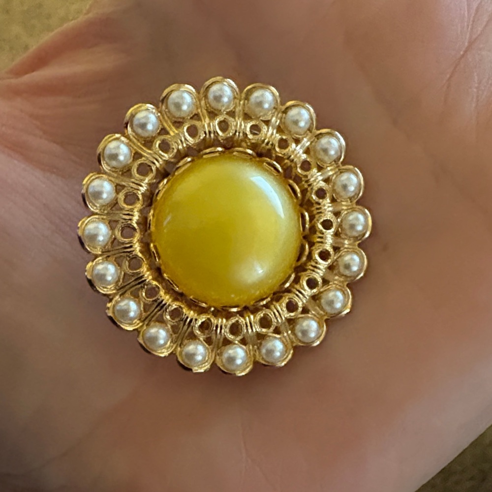 Elegant Vintage Gold and Yellow Brooch